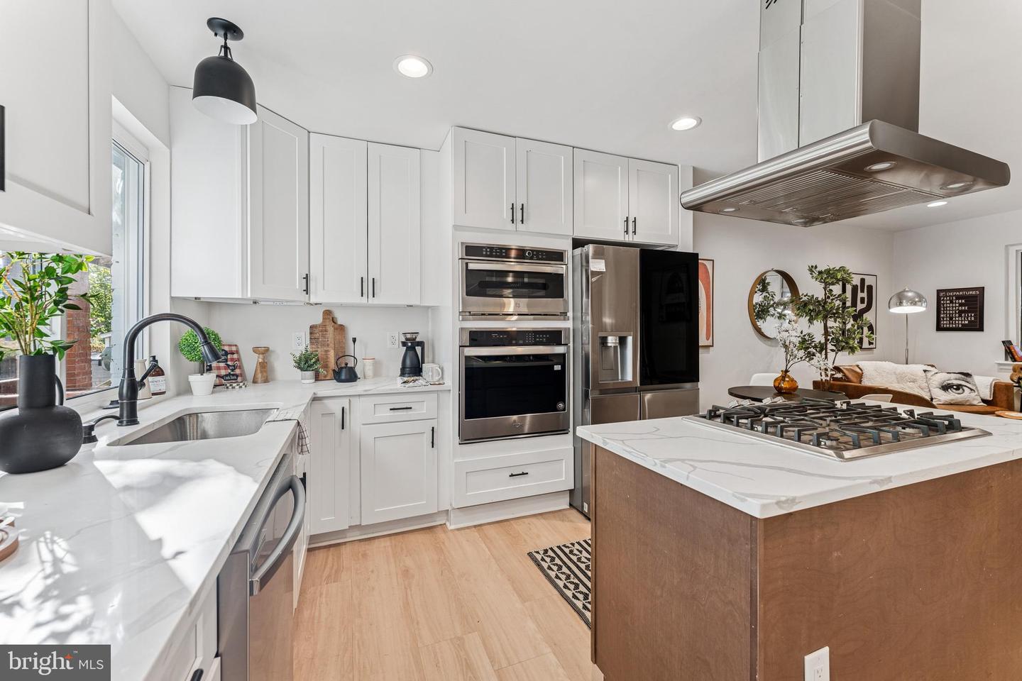 141 LYNHAVEN DR, ALEXANDRIA, Virginia 22305, 2 Bedrooms Bedrooms, ,2 BathroomsBathrooms,Residential,For sale,141 LYNHAVEN DR,VAAX2050604 MLS # VAAX2050604