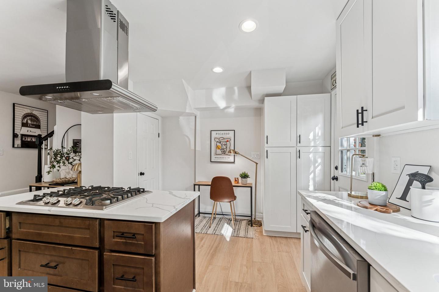 141 LYNHAVEN DR, ALEXANDRIA, Virginia 22305, 2 Bedrooms Bedrooms, ,2 BathroomsBathrooms,Residential,For sale,141 LYNHAVEN DR,VAAX2050604 MLS # VAAX2050604