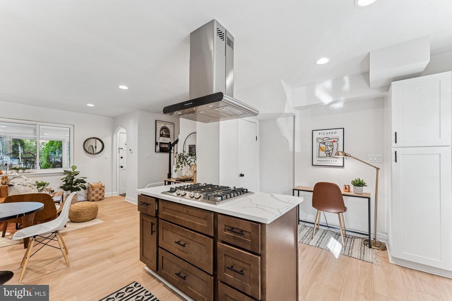 141 LYNHAVEN DR, ALEXANDRIA, Virginia 22305, 2 Bedrooms Bedrooms, ,2 BathroomsBathrooms,Residential,For sale,141 LYNHAVEN DR,VAAX2050604 MLS # VAAX2050604