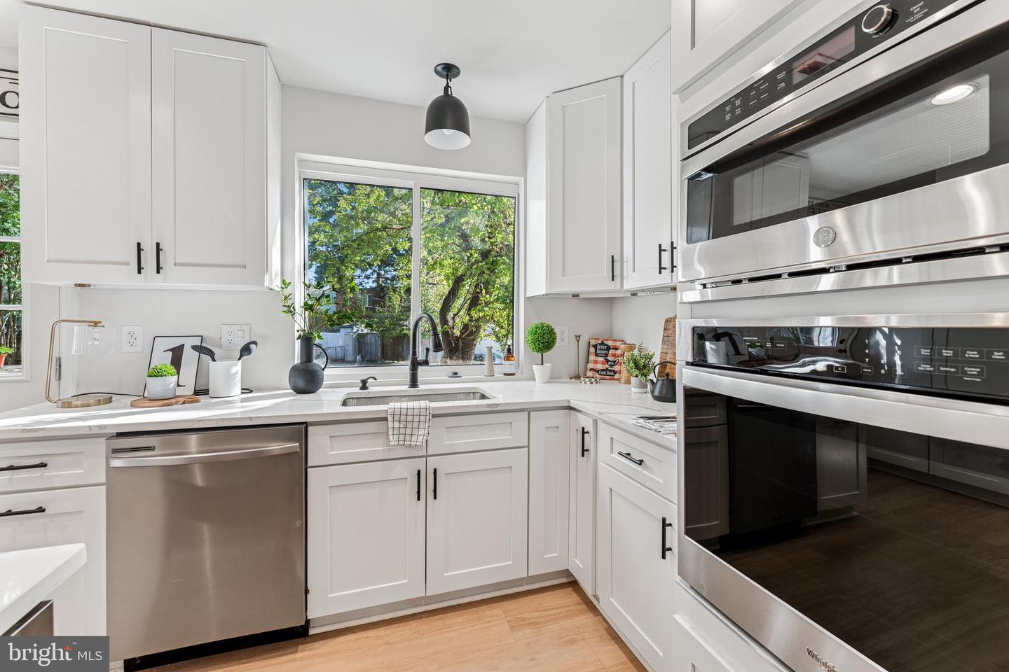 141 LYNHAVEN DR, ALEXANDRIA, Virginia 22305, 2 Bedrooms Bedrooms, ,2 BathroomsBathrooms,Residential,For sale,141 LYNHAVEN DR,VAAX2050604 MLS # VAAX2050604