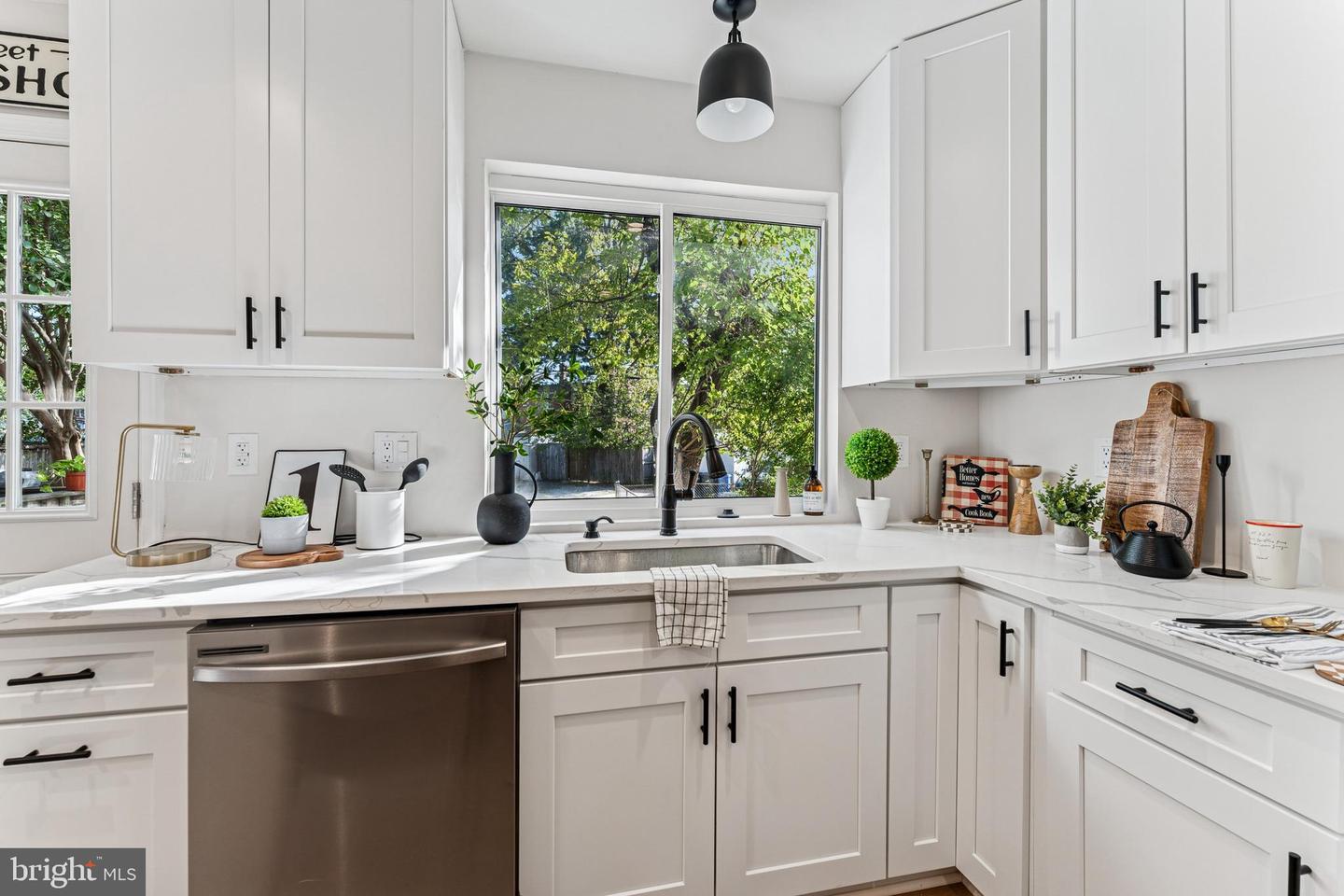 141 LYNHAVEN DR, ALEXANDRIA, Virginia 22305, 2 Bedrooms Bedrooms, ,2 BathroomsBathrooms,Residential,For sale,141 LYNHAVEN DR,VAAX2050604 MLS # VAAX2050604