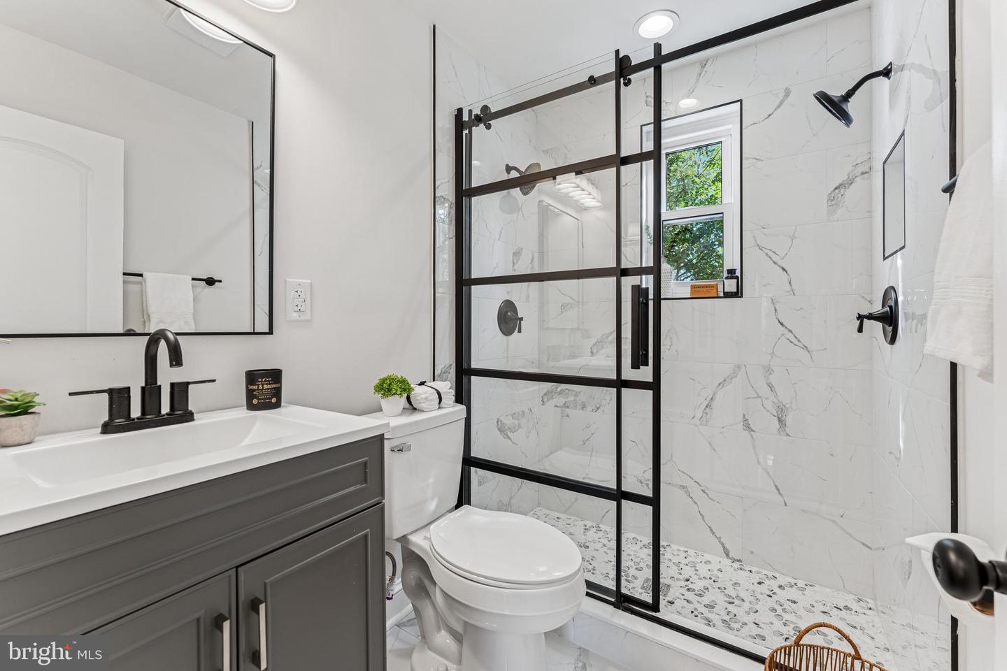 141 LYNHAVEN DR, ALEXANDRIA, Virginia 22305, 2 Bedrooms Bedrooms, ,2 BathroomsBathrooms,Residential,For sale,141 LYNHAVEN DR,VAAX2050604 MLS # VAAX2050604