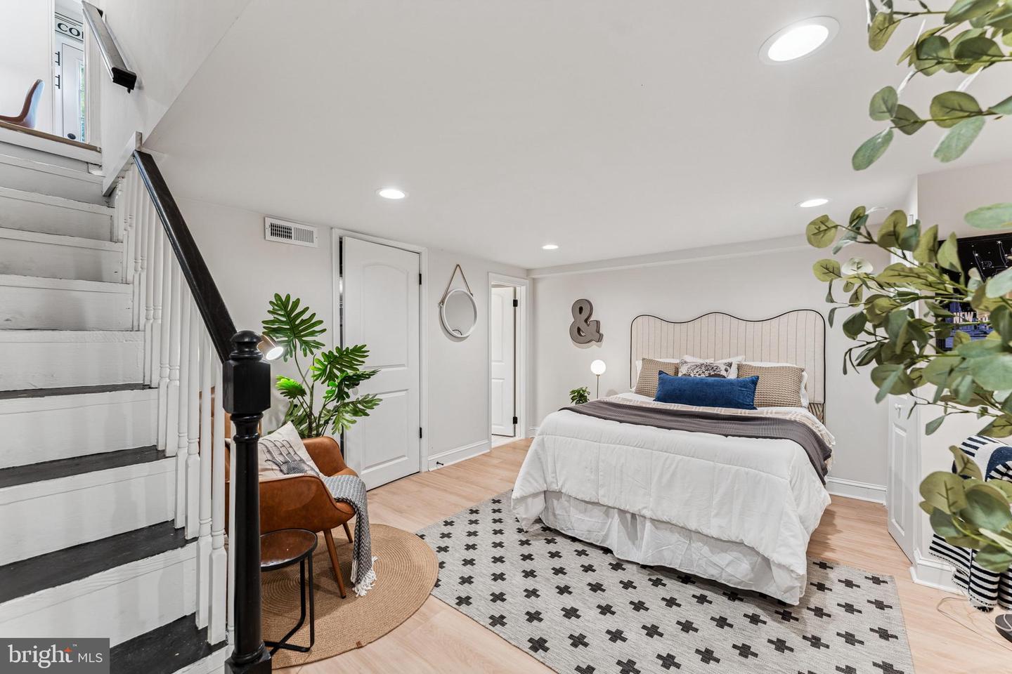 141 LYNHAVEN DR, ALEXANDRIA, Virginia 22305, 2 Bedrooms Bedrooms, ,2 BathroomsBathrooms,Residential,For sale,141 LYNHAVEN DR,VAAX2050604 MLS # VAAX2050604