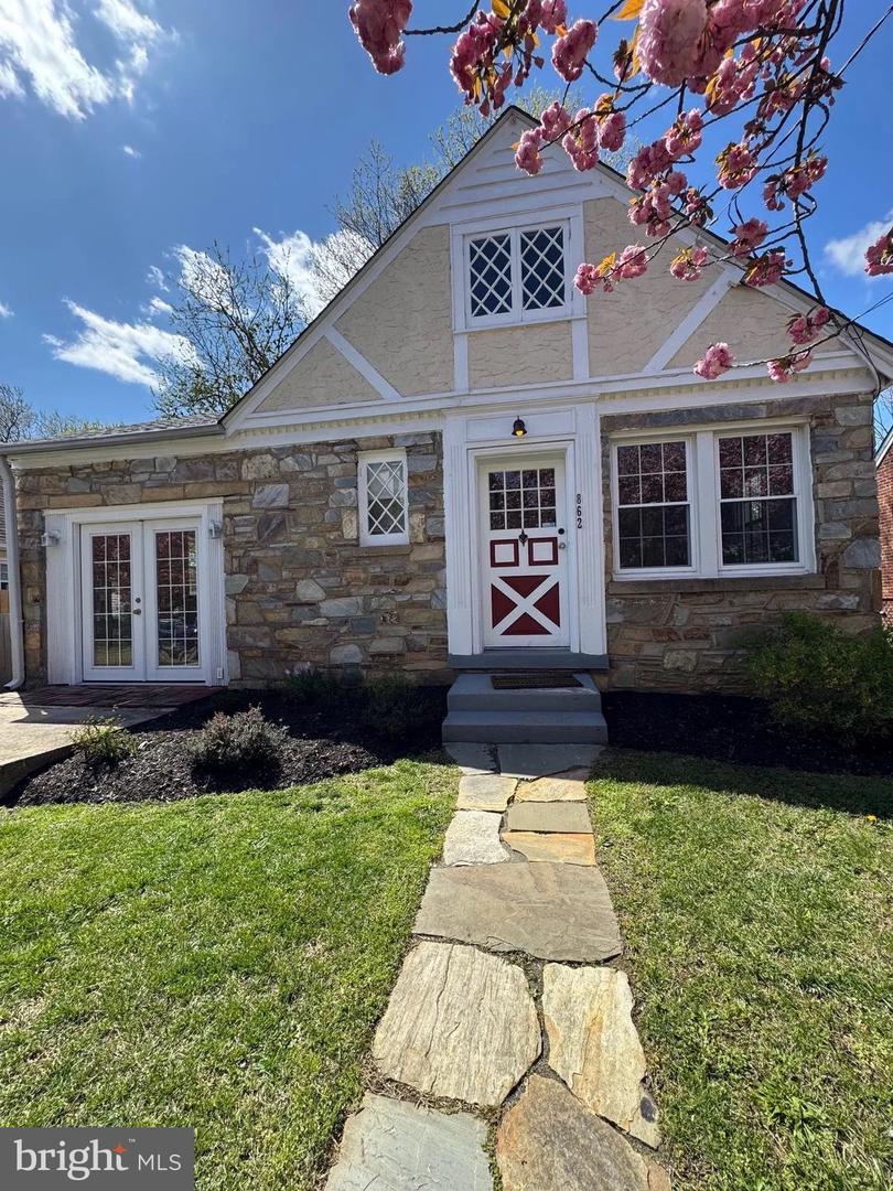 862 N ABINGDON ST, ARLINGTON, Virginia 22203, 3 Bedrooms Bedrooms, ,1 BathroomBathrooms,Residential,For sale,862 N ABINGDON ST,VAAR2064336 MLS # VAAR2064336