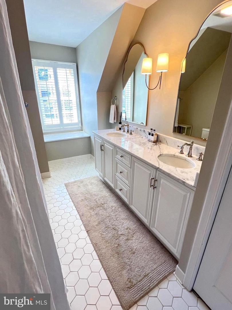 1213 PINE HILL RD, MCLEAN, Virginia 22101, 5 Bedrooms Bedrooms, ,3 BathroomsBathrooms,Residential,For sale,1213 PINE HILL RD,VAFX2273110 MLS # VAFX2273110