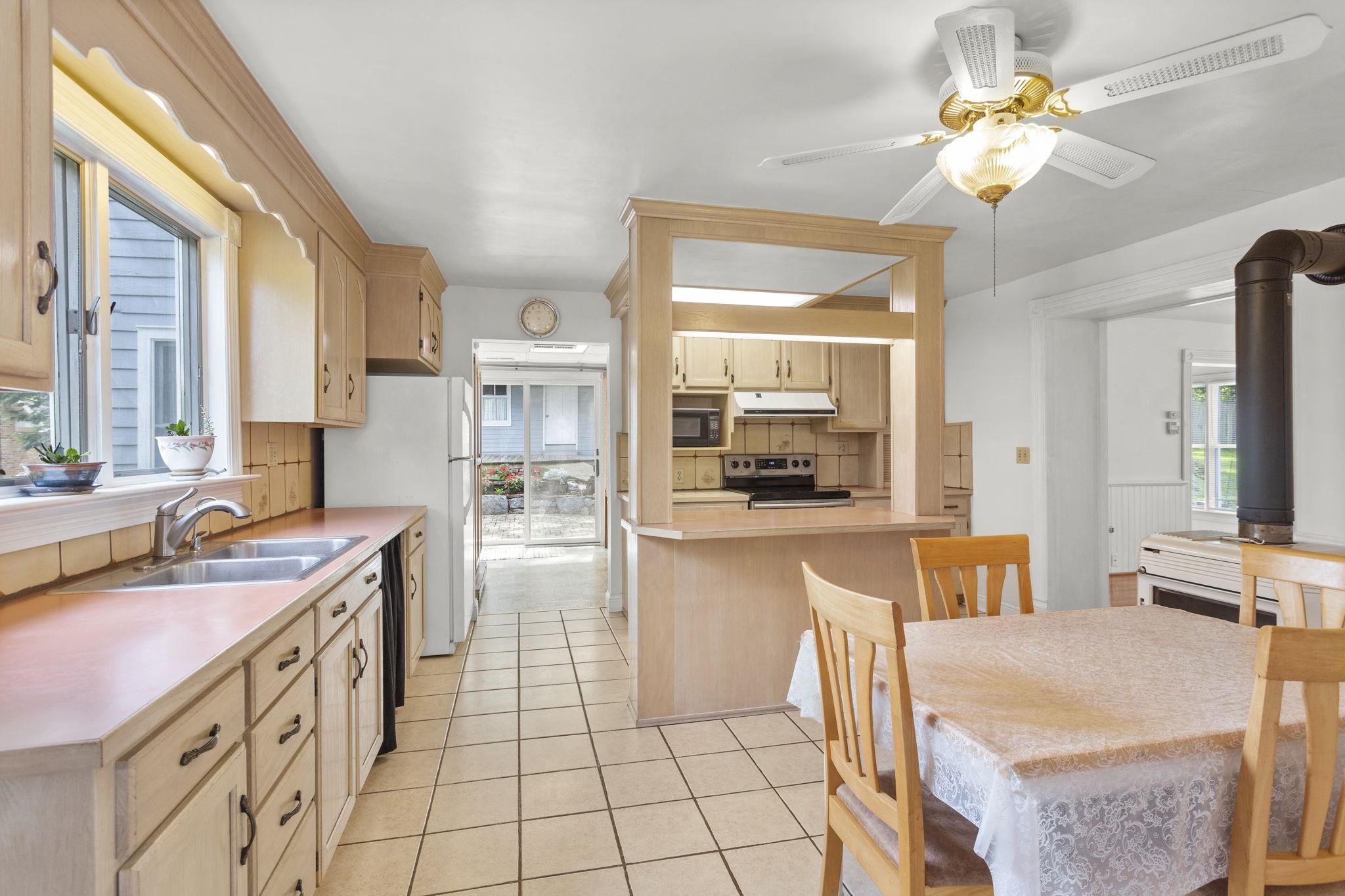 with tile floor, prep and serving bar.
