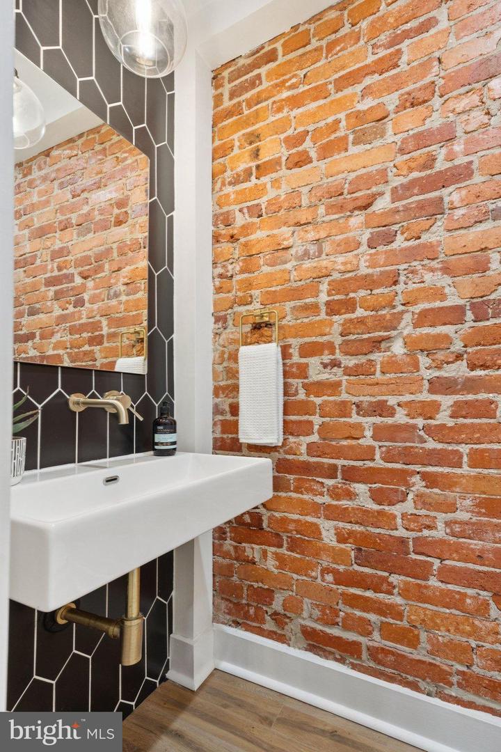 1828 NORTH CAPITOL ST NW, WASHINGTON, District Of Columbia 20002, 5 Bedrooms Bedrooms, 9 Rooms Rooms,3 BathroomsBathrooms,Residential,For sale,1828 NORTH CAPITOL ST NW,DCDC2225084 MLS # DCDC2225084