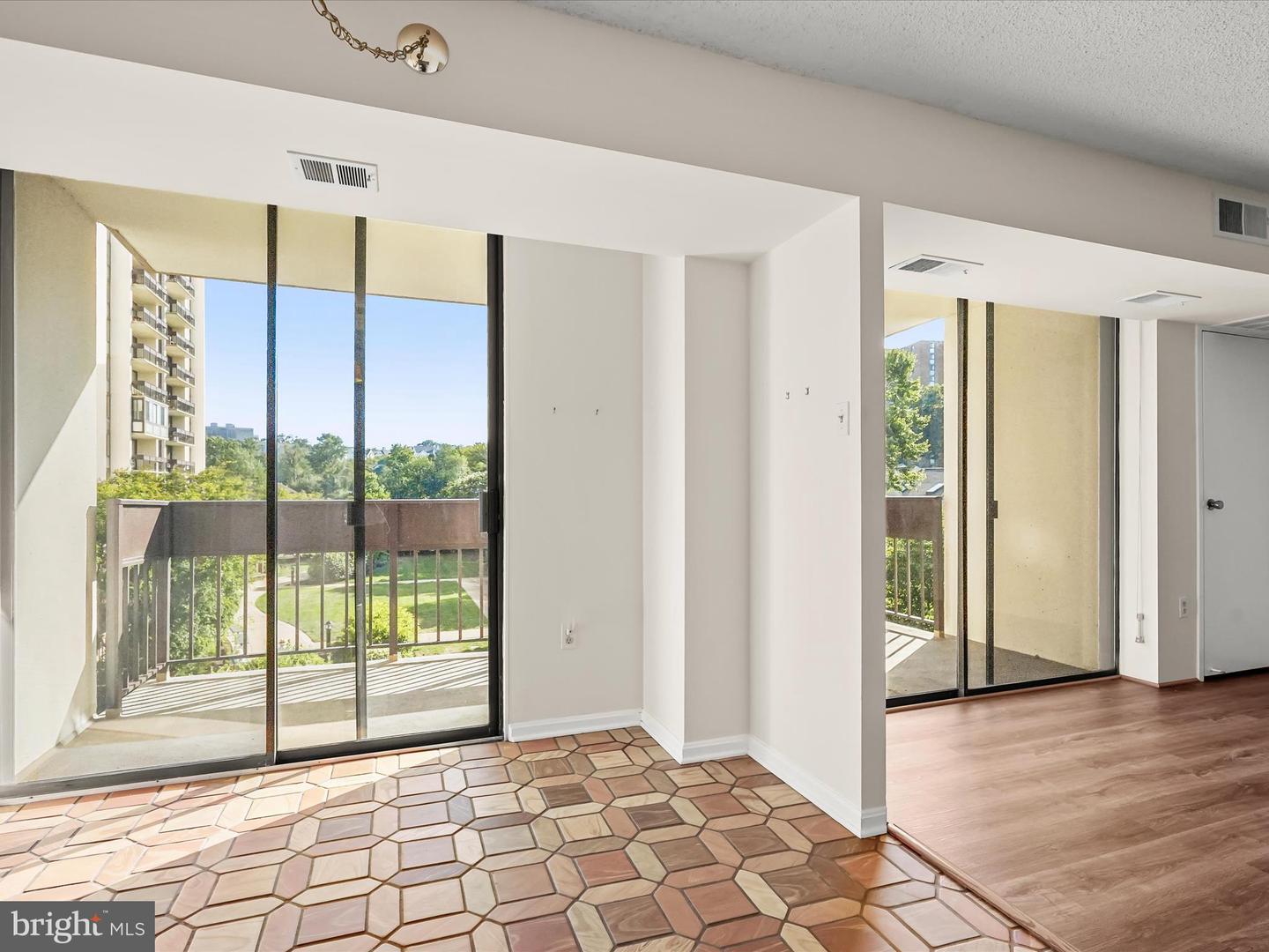 5300 HOLMES RUN PKWY #402, ALEXANDRIA, Virginia 22304, 2 Bedrooms Bedrooms, ,2 BathroomsBathrooms,Residential,For sale,5300 HOLMES RUN PKWY #402,VAAX2050616 MLS # VAAX2050616
