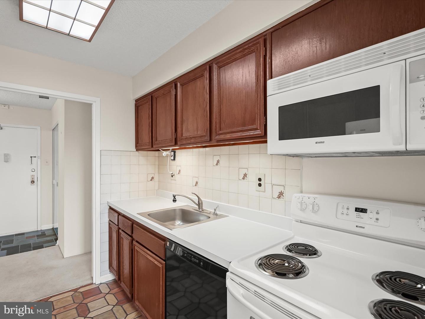 5300 HOLMES RUN PKWY #402, ALEXANDRIA, Virginia 22304, 2 Bedrooms Bedrooms, ,2 BathroomsBathrooms,Residential,For sale,5300 HOLMES RUN PKWY #402,VAAX2050616 MLS # VAAX2050616