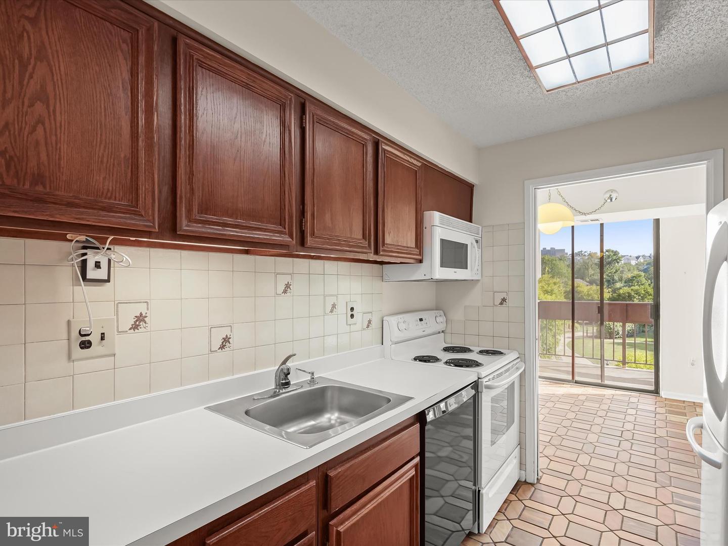 5300 HOLMES RUN PKWY #402, ALEXANDRIA, Virginia 22304, 2 Bedrooms Bedrooms, ,2 BathroomsBathrooms,Residential,For sale,5300 HOLMES RUN PKWY #402,VAAX2050616 MLS # VAAX2050616