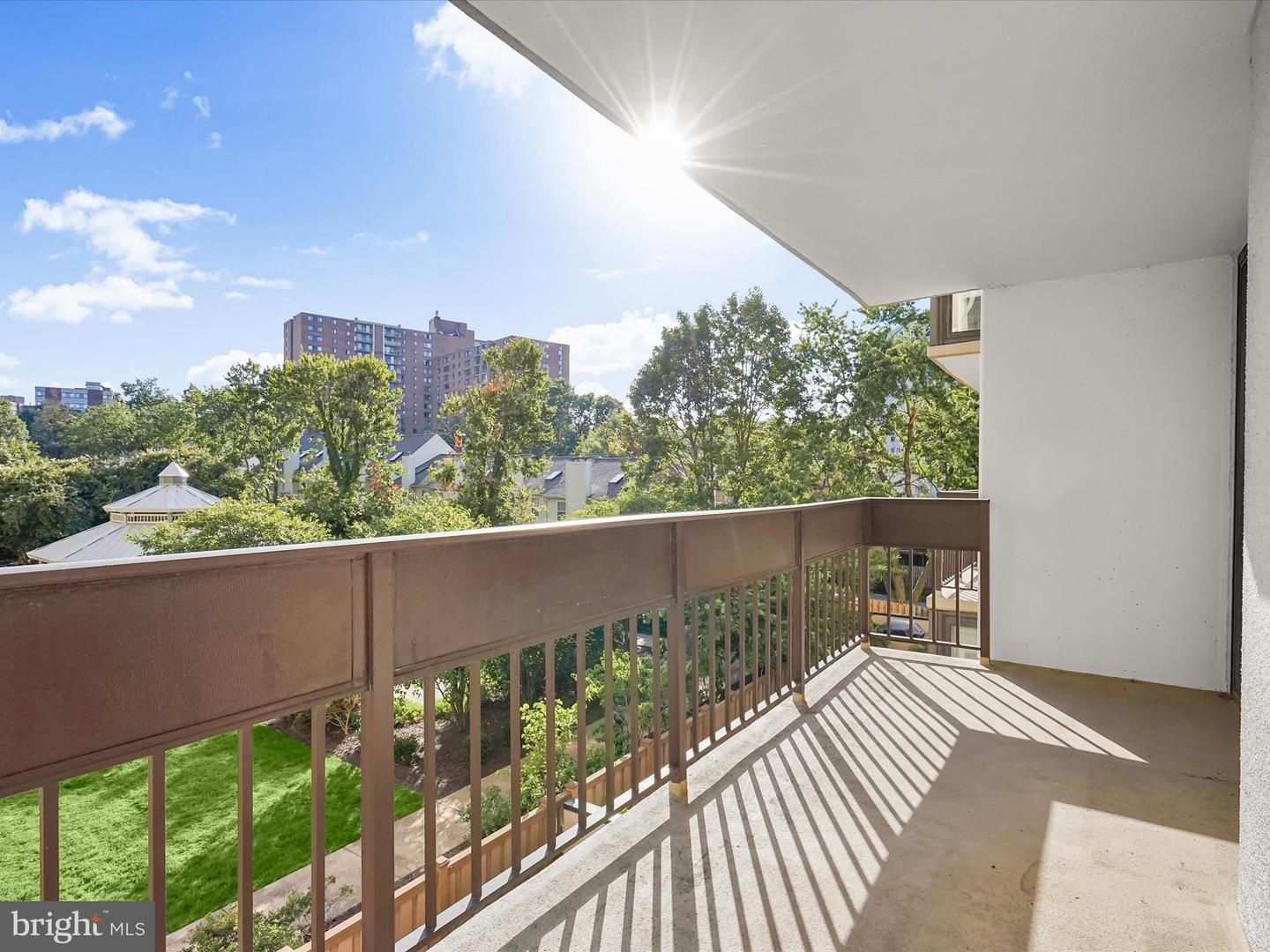 5300 HOLMES RUN PKWY #402, ALEXANDRIA, Virginia 22304, 2 Bedrooms Bedrooms, ,2 BathroomsBathrooms,Residential,For sale,5300 HOLMES RUN PKWY #402,VAAX2050616 MLS # VAAX2050616