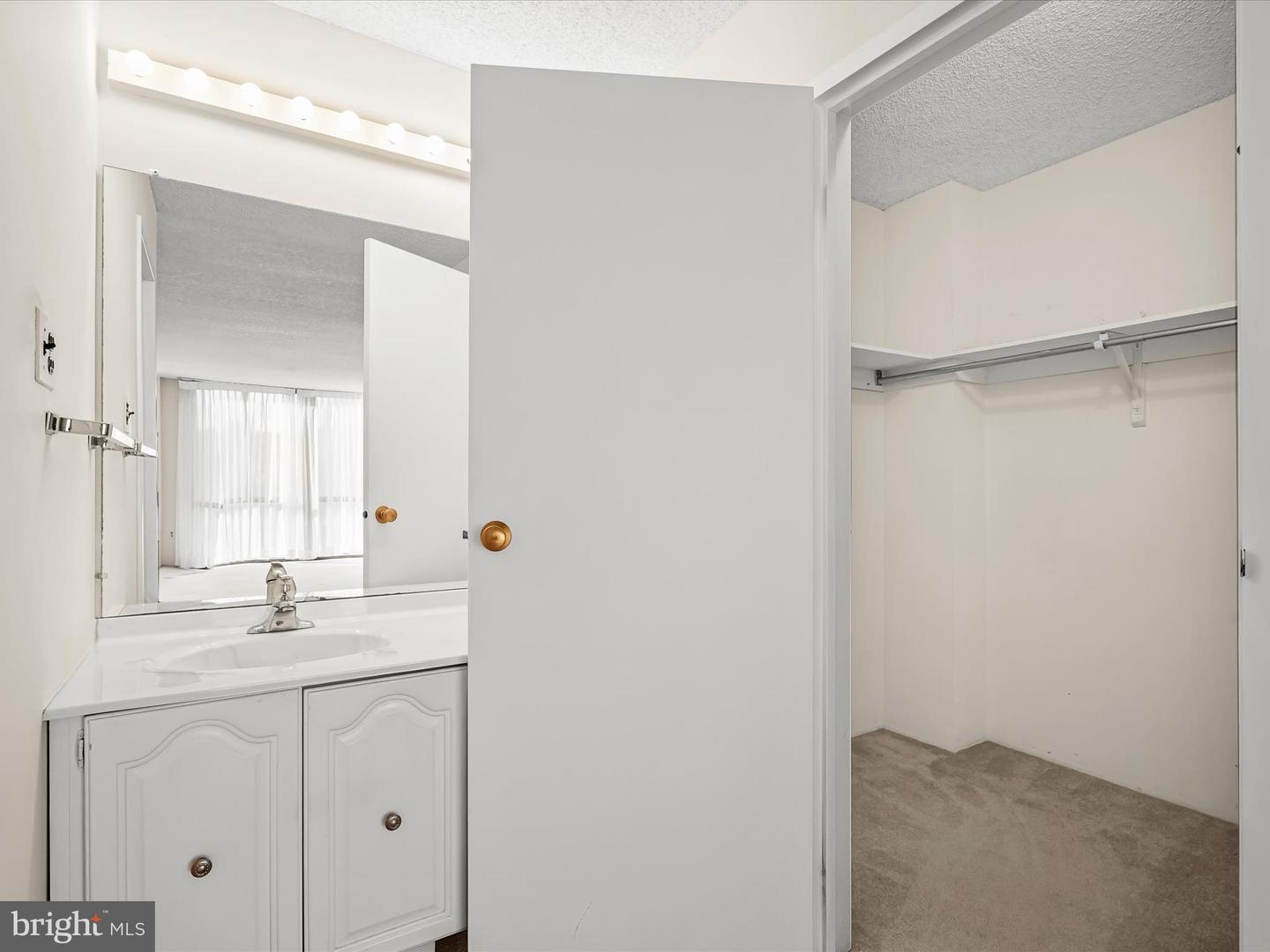 5300 HOLMES RUN PKWY #402, ALEXANDRIA, Virginia 22304, 2 Bedrooms Bedrooms, ,2 BathroomsBathrooms,Residential,For sale,5300 HOLMES RUN PKWY #402,VAAX2050616 MLS # VAAX2050616