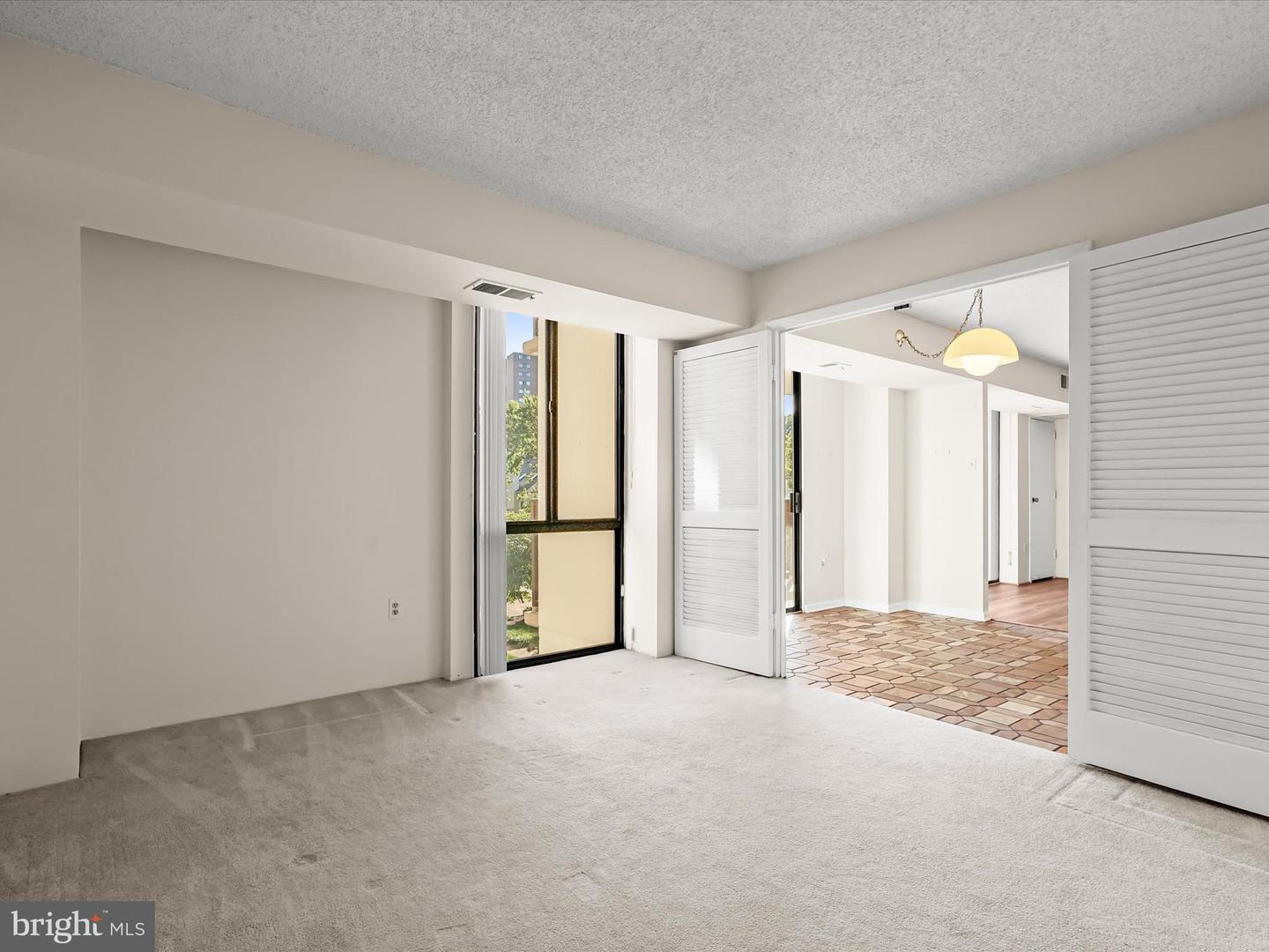5300 HOLMES RUN PKWY #402, ALEXANDRIA, Virginia 22304, 2 Bedrooms Bedrooms, ,2 BathroomsBathrooms,Residential,For sale,5300 HOLMES RUN PKWY #402,VAAX2050616 MLS # VAAX2050616