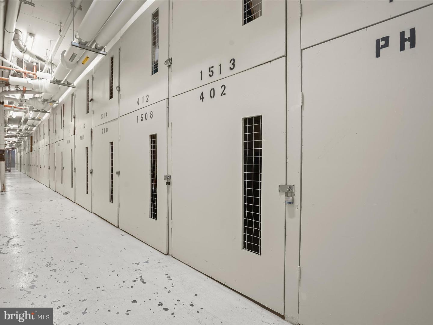 5300 HOLMES RUN PKWY #402, ALEXANDRIA, Virginia 22304, 2 Bedrooms Bedrooms, ,2 BathroomsBathrooms,Residential,For sale,5300 HOLMES RUN PKWY #402,VAAX2050616 MLS # VAAX2050616