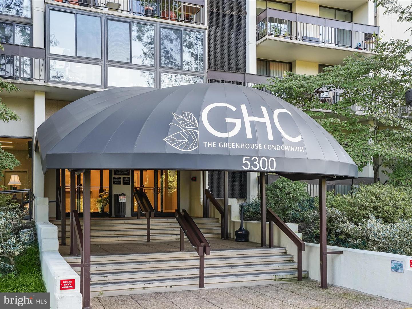 5300 HOLMES RUN PKWY #402, ALEXANDRIA, Virginia 22304, 2 Bedrooms Bedrooms, ,2 BathroomsBathrooms,Residential,For sale,5300 HOLMES RUN PKWY #402,VAAX2050616 MLS # VAAX2050616