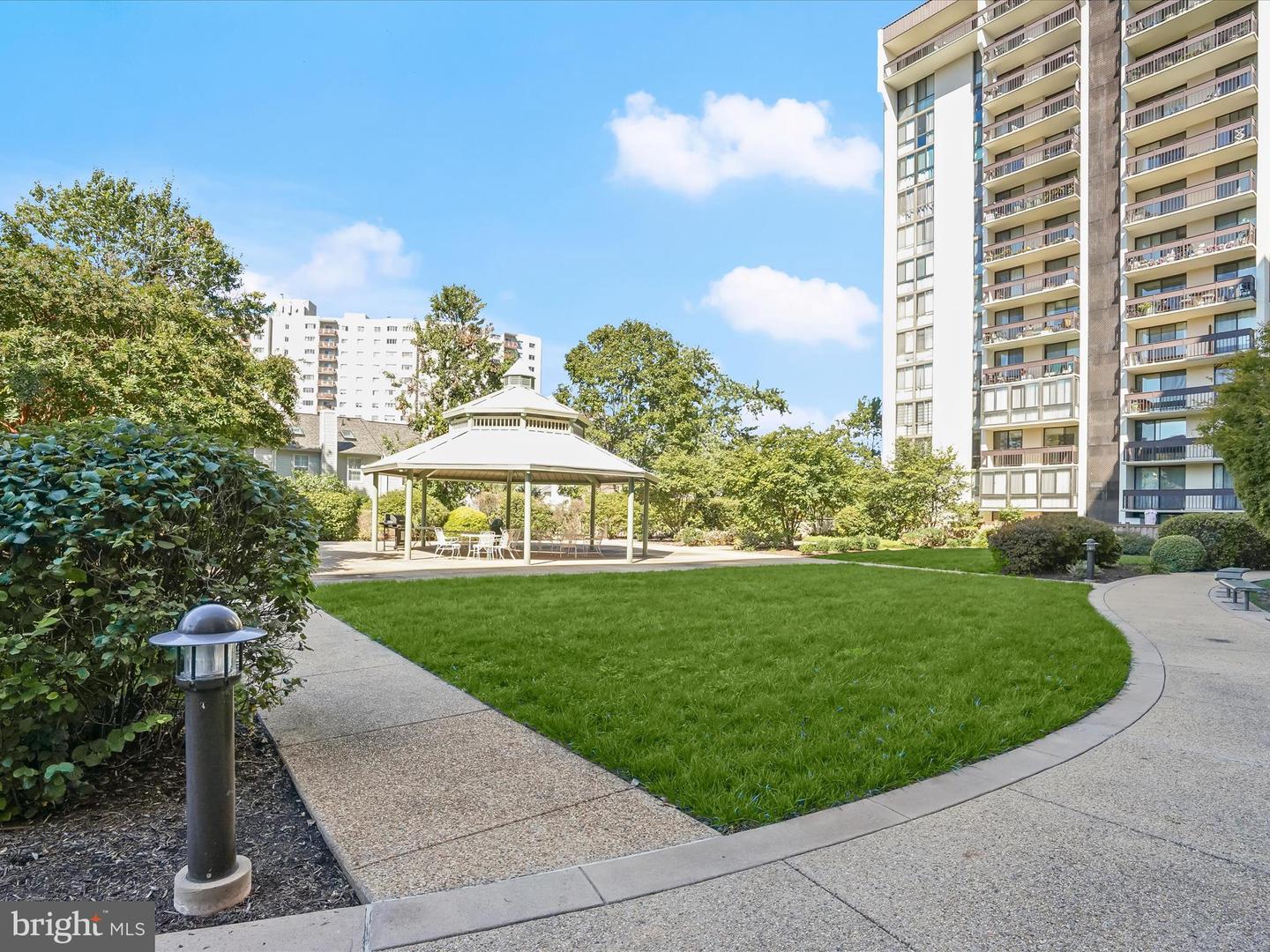 5300 HOLMES RUN PKWY #402, ALEXANDRIA, Virginia 22304, 2 Bedrooms Bedrooms, ,2 BathroomsBathrooms,Residential,For sale,5300 HOLMES RUN PKWY #402,VAAX2050616 MLS # VAAX2050616