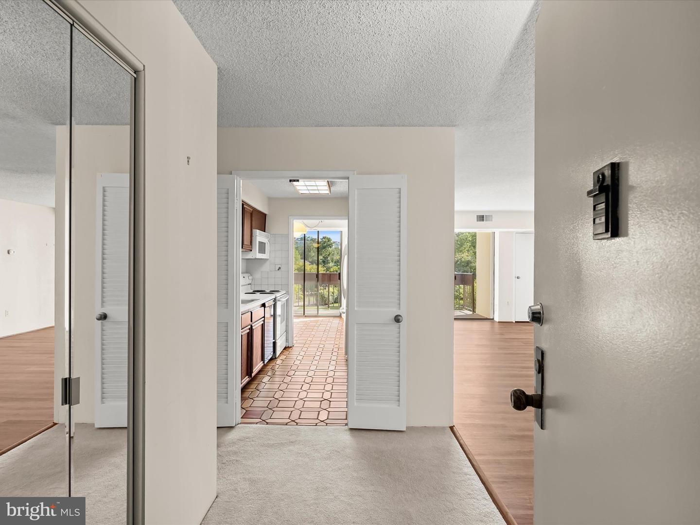 5300 HOLMES RUN PKWY #402, ALEXANDRIA, Virginia 22304, 2 Bedrooms Bedrooms, ,2 BathroomsBathrooms,Residential,For sale,5300 HOLMES RUN PKWY #402,VAAX2050616 MLS # VAAX2050616