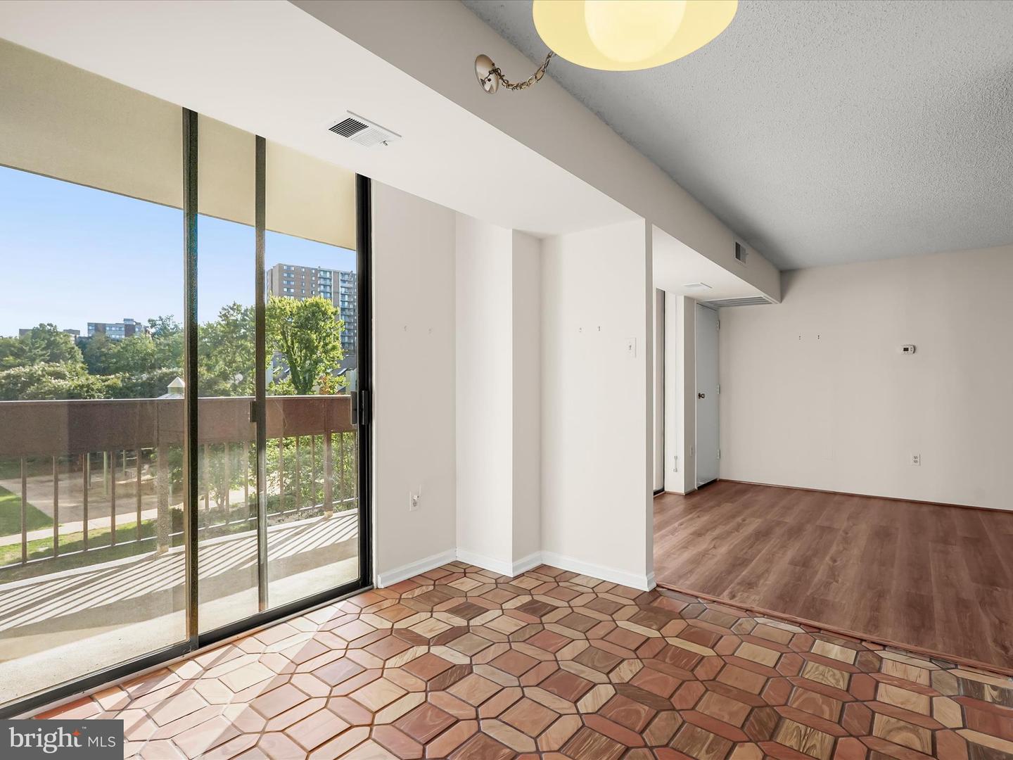 5300 HOLMES RUN PKWY #402, ALEXANDRIA, Virginia 22304, 2 Bedrooms Bedrooms, ,2 BathroomsBathrooms,Residential,For sale,5300 HOLMES RUN PKWY #402,VAAX2050616 MLS # VAAX2050616