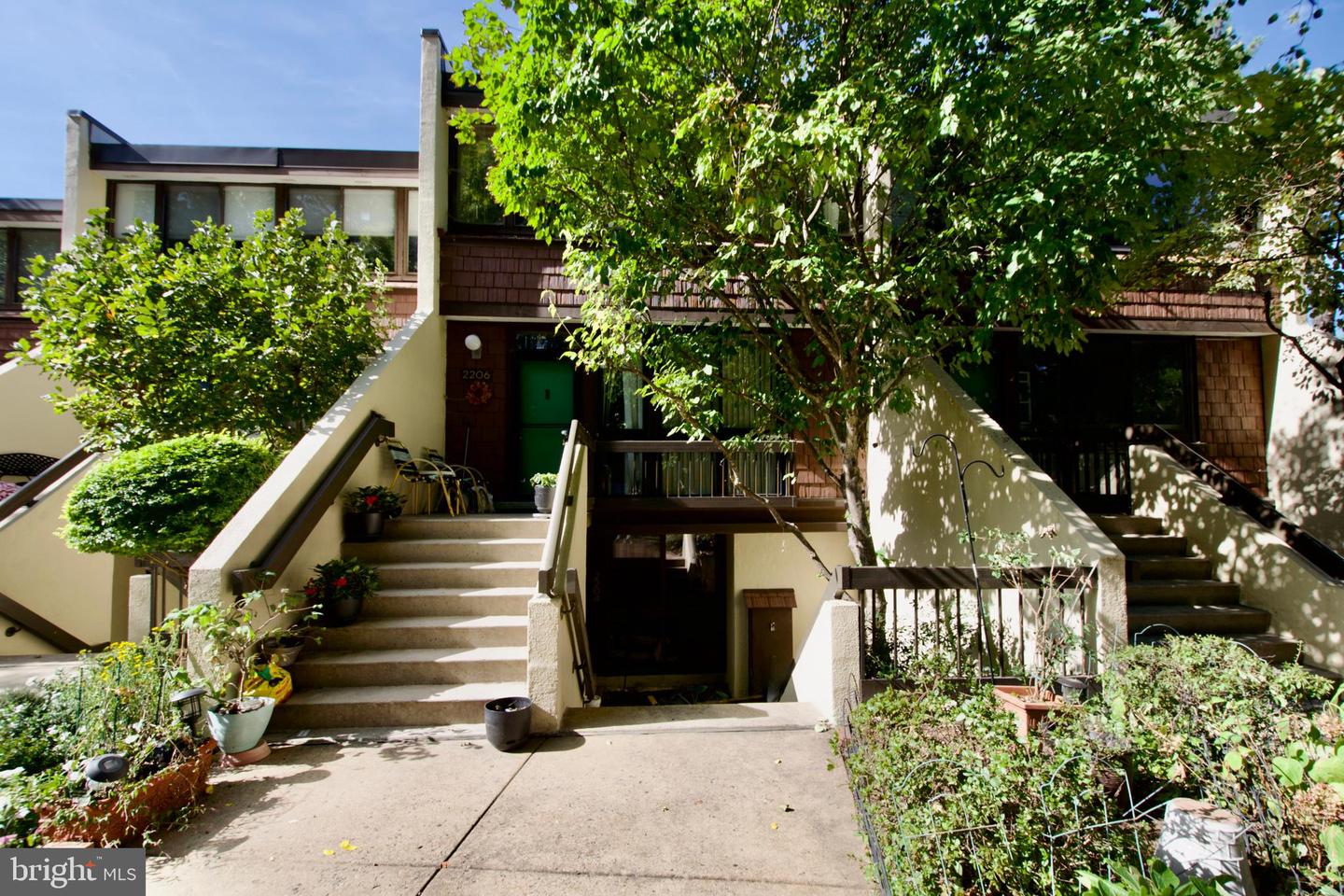 2204 S QUINCY ST #1, ARLINGTON, Virginia 22204, 2 Bedrooms Bedrooms, ,2 BathroomsBathrooms,Residential,For sale,2204 S QUINCY ST #1,VAAR2063896 MLS # VAAR2063896