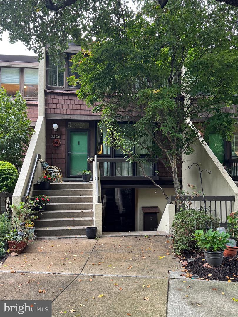 2204 S QUINCY ST #1, ARLINGTON, Virginia 22204, 2 Bedrooms Bedrooms, ,2 BathroomsBathrooms,Residential,For sale,2204 S QUINCY ST #1,VAAR2063896 MLS # VAAR2063896