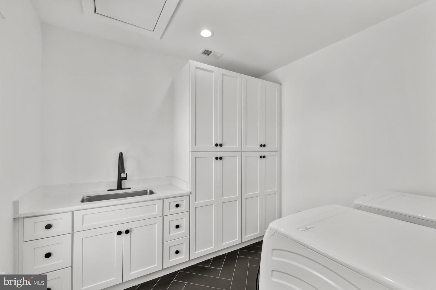 1852 GRIFFITH RD, FALLS CHURCH, Virginia 22043, 6 Bedrooms Bedrooms, ,6 BathroomsBathrooms,Residential,For sale,1852 GRIFFITH RD,VAFX2270234 MLS # VAFX2270234