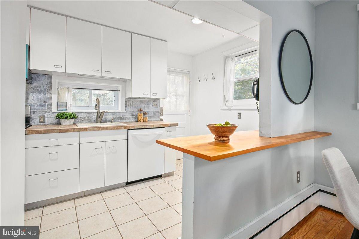 6381 LAKEWOOD DR, FALLS CHURCH, Virginia 22041, 3 Bedrooms Bedrooms, 5 Rooms Rooms,2 BathroomsBathrooms,Residential,For sale,6381 LAKEWOOD DR,VAFX2272738 MLS # VAFX2272738
