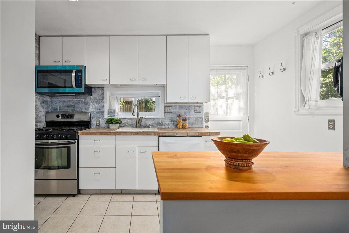 6381 LAKEWOOD DR, FALLS CHURCH, Virginia 22041, 3 Bedrooms Bedrooms, 5 Rooms Rooms,2 BathroomsBathrooms,Residential,For sale,6381 LAKEWOOD DR,VAFX2272738 MLS # VAFX2272738