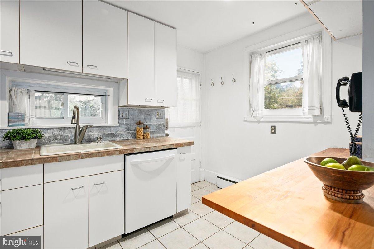 6381 LAKEWOOD DR, FALLS CHURCH, Virginia 22041, 3 Bedrooms Bedrooms, 5 Rooms Rooms,2 BathroomsBathrooms,Residential,For sale,6381 LAKEWOOD DR,VAFX2272738 MLS # VAFX2272738