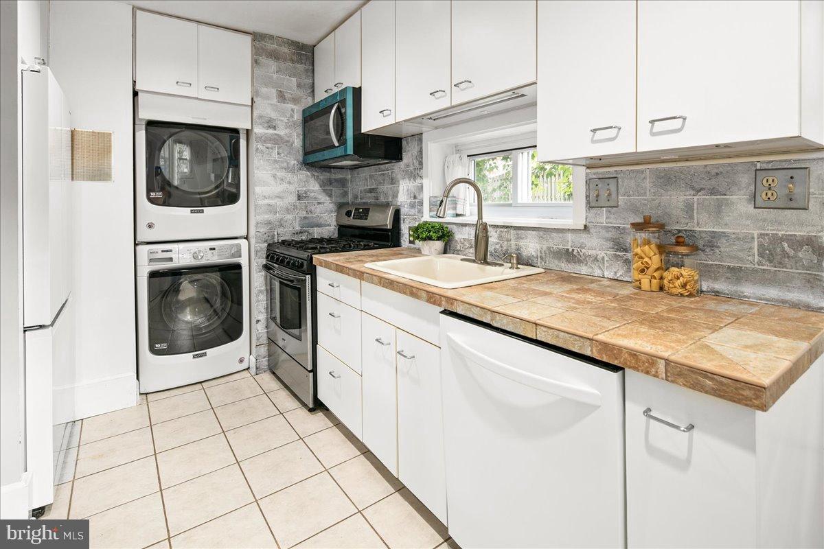6381 LAKEWOOD DR, FALLS CHURCH, Virginia 22041, 3 Bedrooms Bedrooms, 5 Rooms Rooms,2 BathroomsBathrooms,Residential,For sale,6381 LAKEWOOD DR,VAFX2272738 MLS # VAFX2272738