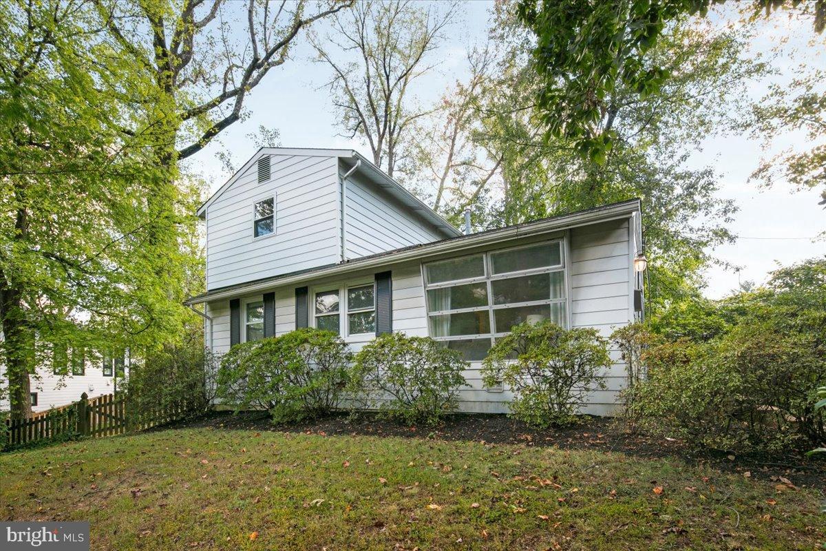 6381 LAKEWOOD DR, FALLS CHURCH, Virginia 22041, 3 Bedrooms Bedrooms, 5 Rooms Rooms,2 BathroomsBathrooms,Residential,For sale,6381 LAKEWOOD DR,VAFX2272738 MLS # VAFX2272738