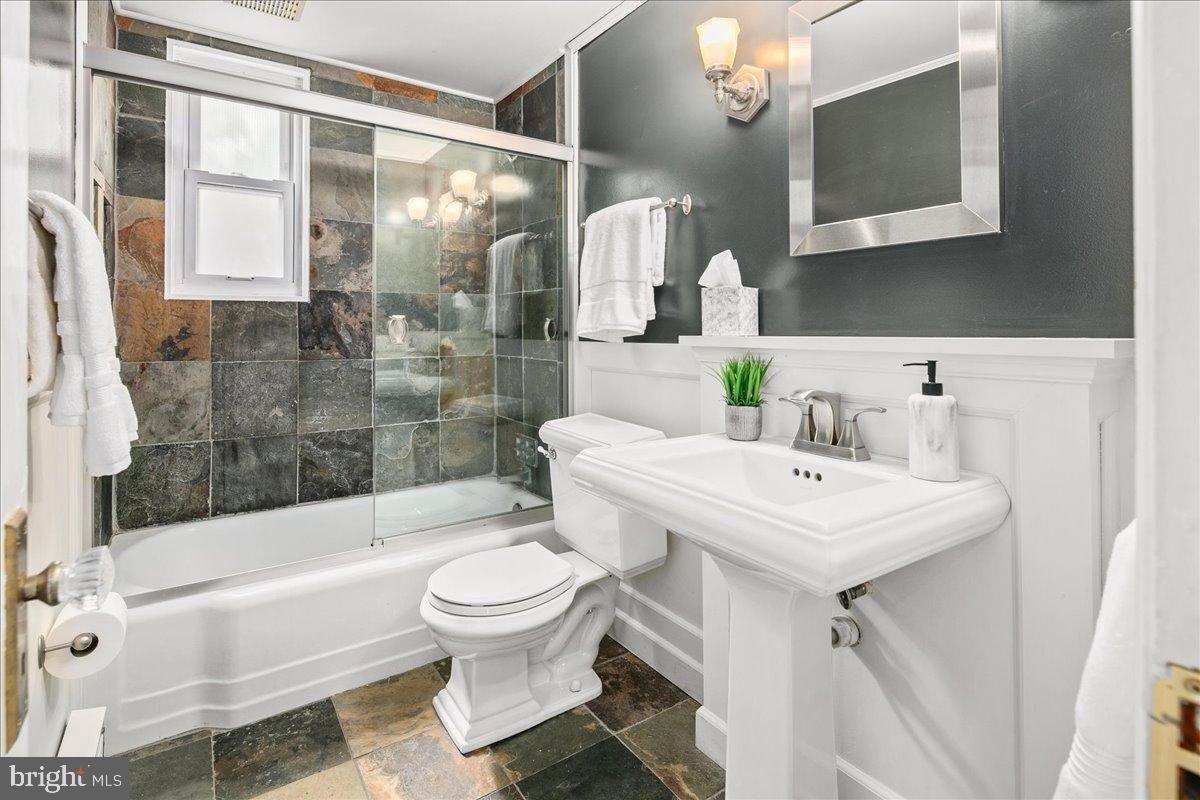 6381 LAKEWOOD DR, FALLS CHURCH, Virginia 22041, 3 Bedrooms Bedrooms, 5 Rooms Rooms,2 BathroomsBathrooms,Residential,For sale,6381 LAKEWOOD DR,VAFX2272738 MLS # VAFX2272738