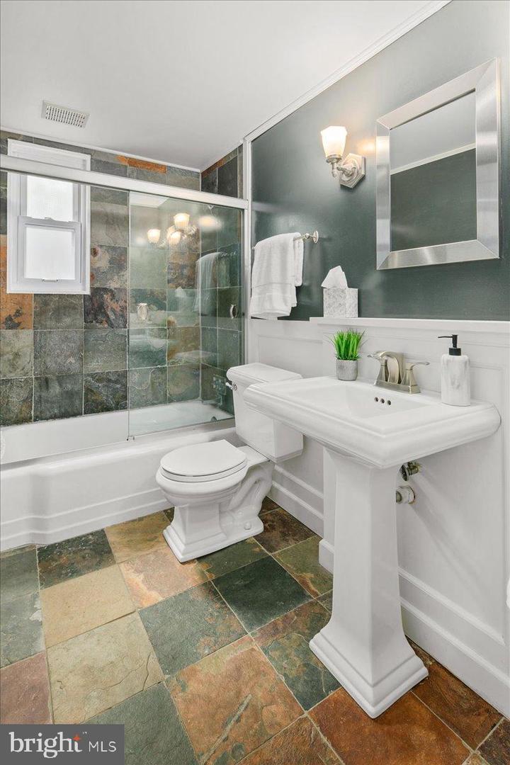 6381 LAKEWOOD DR, FALLS CHURCH, Virginia 22041, 3 Bedrooms Bedrooms, 5 Rooms Rooms,2 BathroomsBathrooms,Residential,For sale,6381 LAKEWOOD DR,VAFX2272738 MLS # VAFX2272738