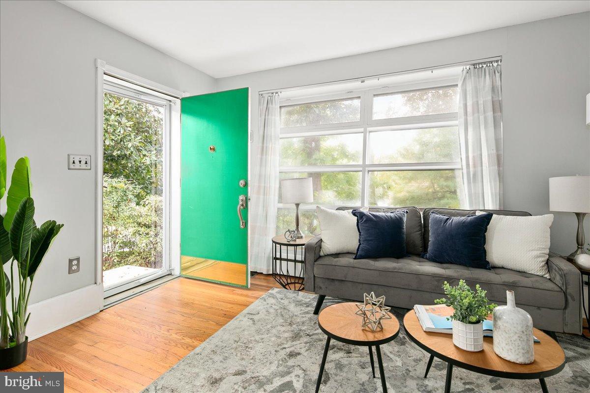 6381 LAKEWOOD DR, FALLS CHURCH, Virginia 22041, 3 Bedrooms Bedrooms, 5 Rooms Rooms,2 BathroomsBathrooms,Residential,For sale,6381 LAKEWOOD DR,VAFX2272738 MLS # VAFX2272738