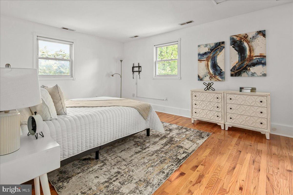 6381 LAKEWOOD DR, FALLS CHURCH, Virginia 22041, 3 Bedrooms Bedrooms, 5 Rooms Rooms,2 BathroomsBathrooms,Residential,For sale,6381 LAKEWOOD DR,VAFX2272738 MLS # VAFX2272738