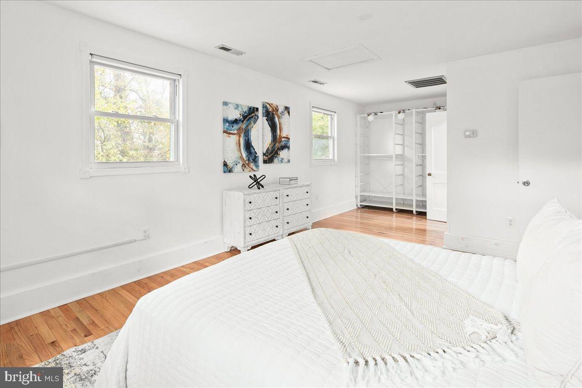 6381 LAKEWOOD DR, FALLS CHURCH, Virginia 22041, 3 Bedrooms Bedrooms, 5 Rooms Rooms,2 BathroomsBathrooms,Residential,For sale,6381 LAKEWOOD DR,VAFX2272738 MLS # VAFX2272738