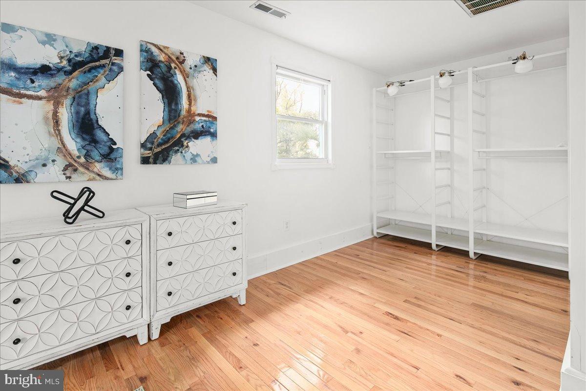 6381 LAKEWOOD DR, FALLS CHURCH, Virginia 22041, 3 Bedrooms Bedrooms, 5 Rooms Rooms,2 BathroomsBathrooms,Residential,For sale,6381 LAKEWOOD DR,VAFX2272738 MLS # VAFX2272738