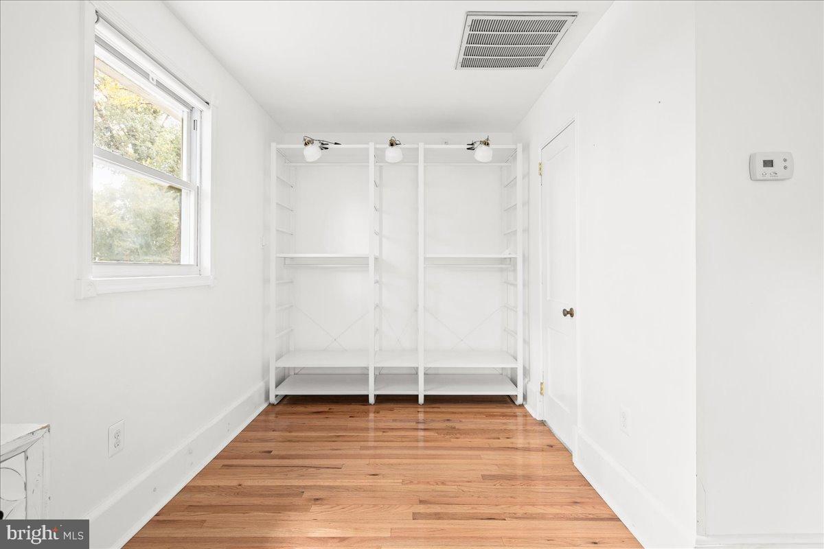 6381 LAKEWOOD DR, FALLS CHURCH, Virginia 22041, 3 Bedrooms Bedrooms, 5 Rooms Rooms,2 BathroomsBathrooms,Residential,For sale,6381 LAKEWOOD DR,VAFX2272738 MLS # VAFX2272738