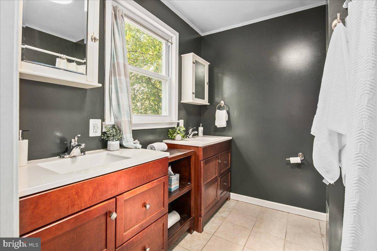 6381 LAKEWOOD DR, FALLS CHURCH, Virginia 22041, 3 Bedrooms Bedrooms, 5 Rooms Rooms,2 BathroomsBathrooms,Residential,For sale,6381 LAKEWOOD DR,VAFX2272738 MLS # VAFX2272738