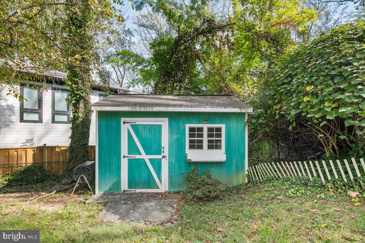 6381 LAKEWOOD DR, FALLS CHURCH, Virginia 22041, 3 Bedrooms Bedrooms, 5 Rooms Rooms,2 BathroomsBathrooms,Residential,For sale,6381 LAKEWOOD DR,VAFX2272738 MLS # VAFX2272738