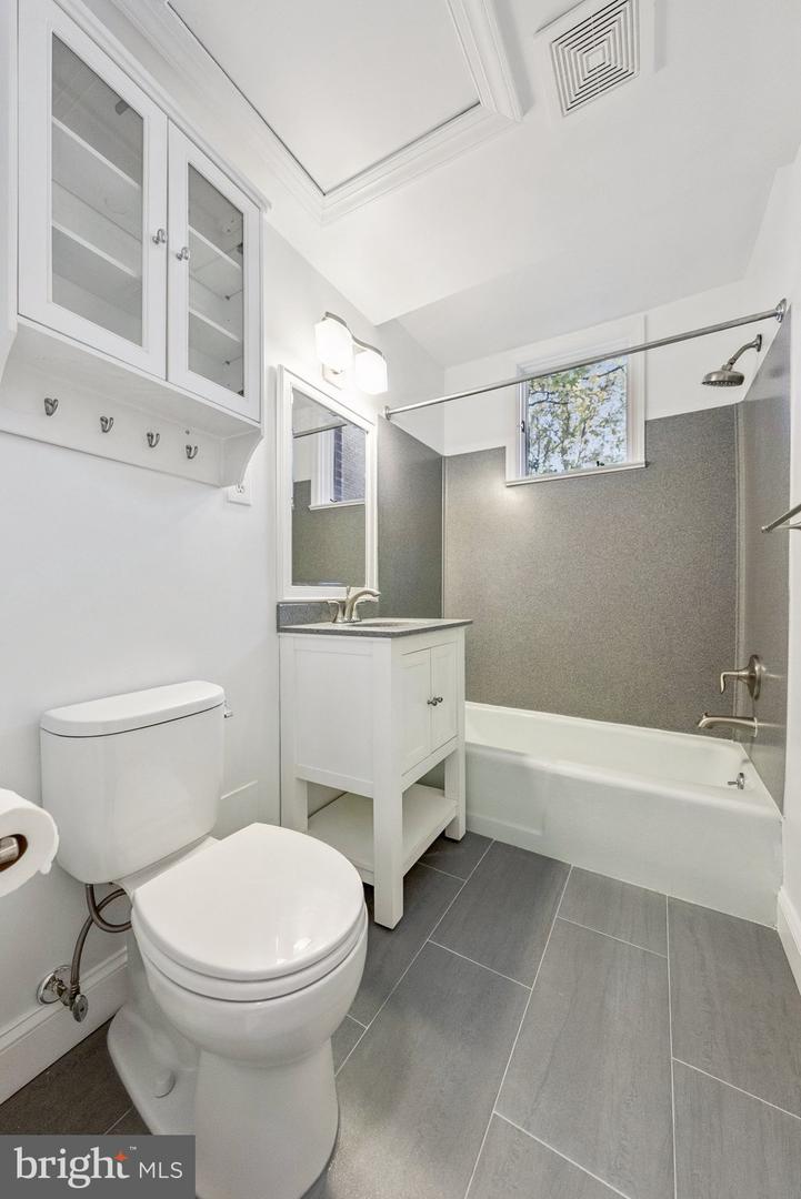 18 9TH ST NE #304, WASHINGTON, District Of Columbia 20002, ,1 BathroomBathrooms,Residential,For sale,18 9TH ST NE #304,DCDC2225978 MLS # DCDC2225978