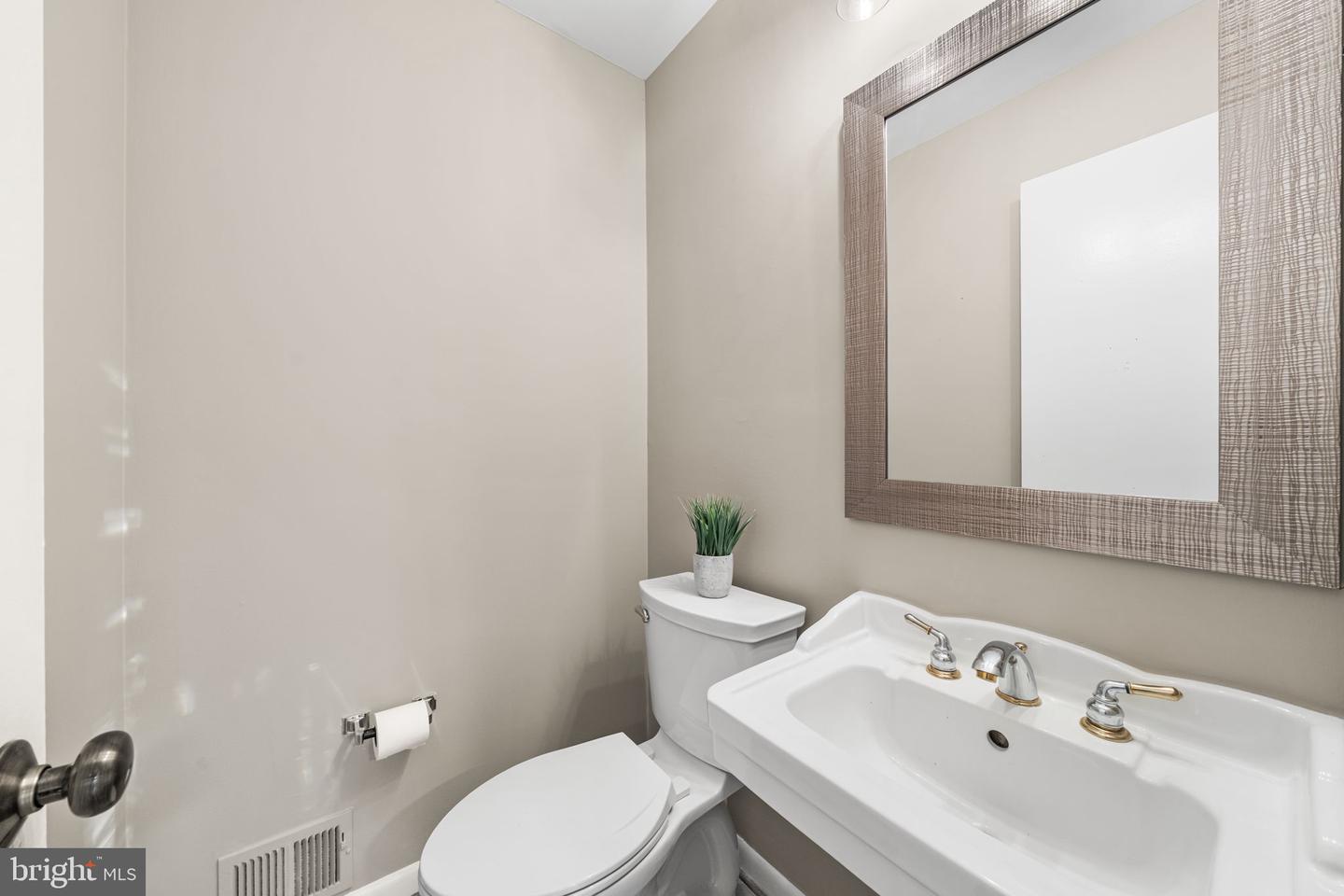 6433 RIVES CT, SPRINGFIELD, Virginia 22150, 5 Bedrooms Bedrooms, ,2 BathroomsBathrooms,Residential,For sale,6433 RIVES CT,VAFX2266270 MLS # VAFX2266270