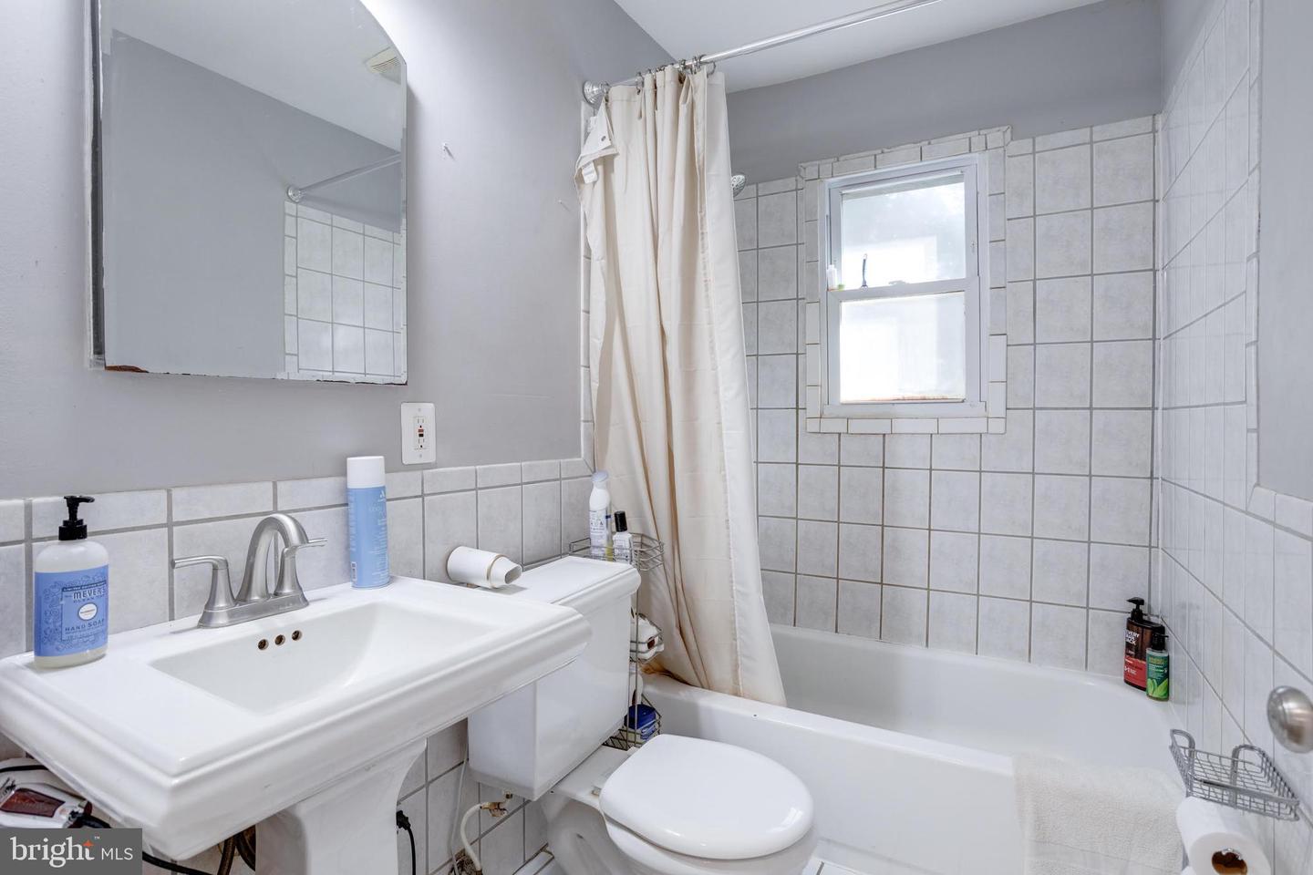 2531 OGDEN ST, FALLS CHURCH, Virginia 22043, 2 Bedrooms Bedrooms, ,3 BathroomsBathrooms,Residential,For sale,2531 OGDEN ST,VAFX2268060 MLS # VAFX2268060