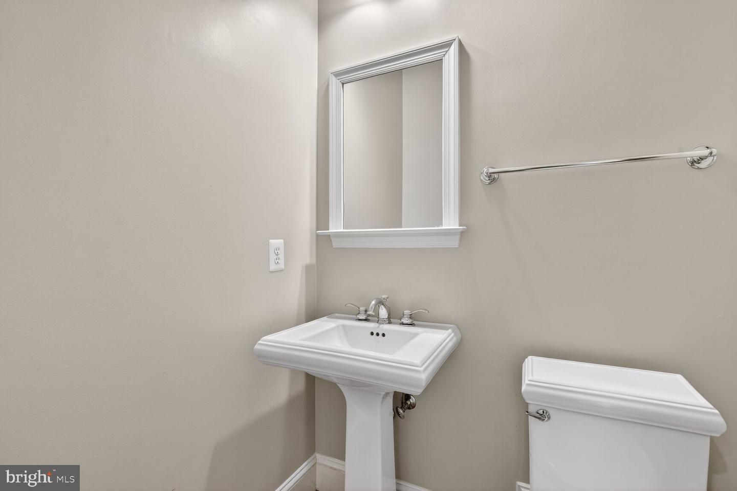1808 POTOMAC GREENS DR, ALEXANDRIA, Virginia 22314, 3 Bedrooms Bedrooms, ,3 BathroomsBathrooms,Residential,For sale,1808 POTOMAC GREENS DR,VAAX2050422 MLS # VAAX2050422