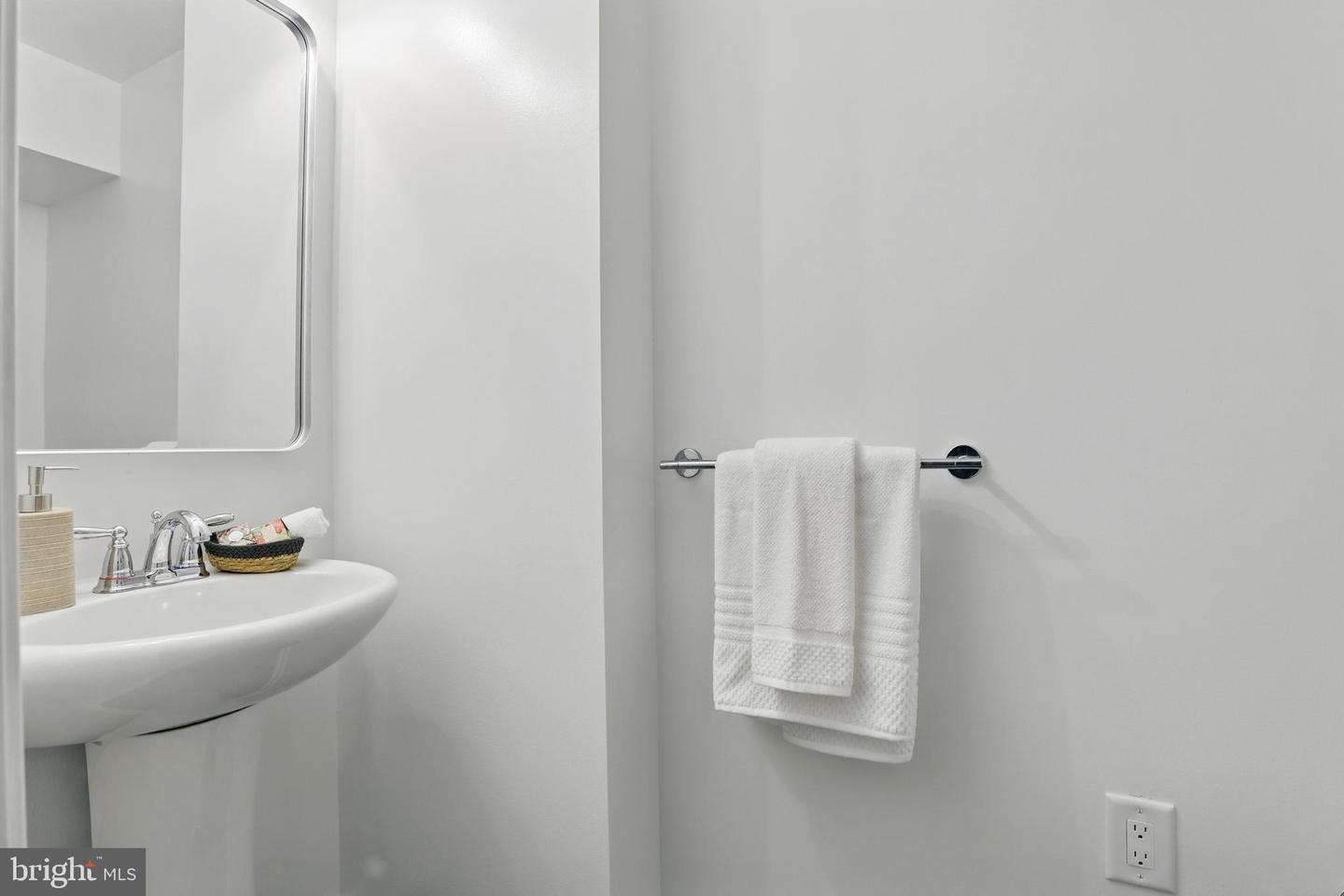 402 WOODCREST DR SE, WASHINGTON, District Of Columbia 20032, 4 Bedrooms Bedrooms, ,2 BathroomsBathrooms,Residential,For sale,402 WOODCREST DR SE,DCDC2226198 MLS # DCDC2226198