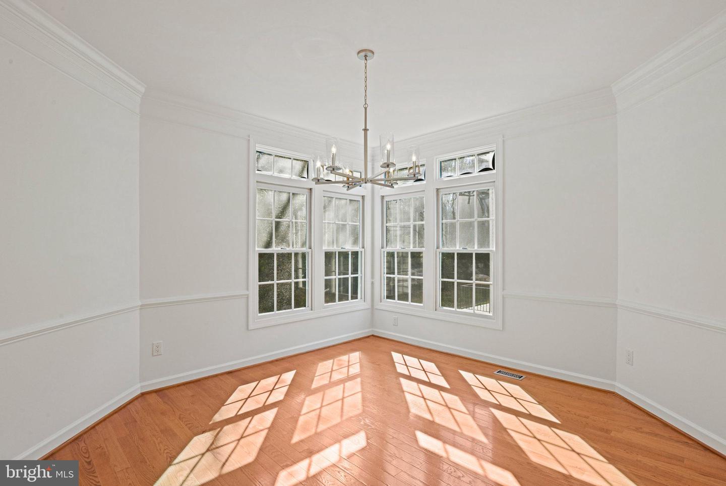 9927 MILES STONE CT, VIENNA, Virginia 22181, 4 Bedrooms Bedrooms, ,3 BathroomsBathrooms,Residential,For sale,9927 MILES STONE CT,VAFX2244256 MLS # VAFX2244256