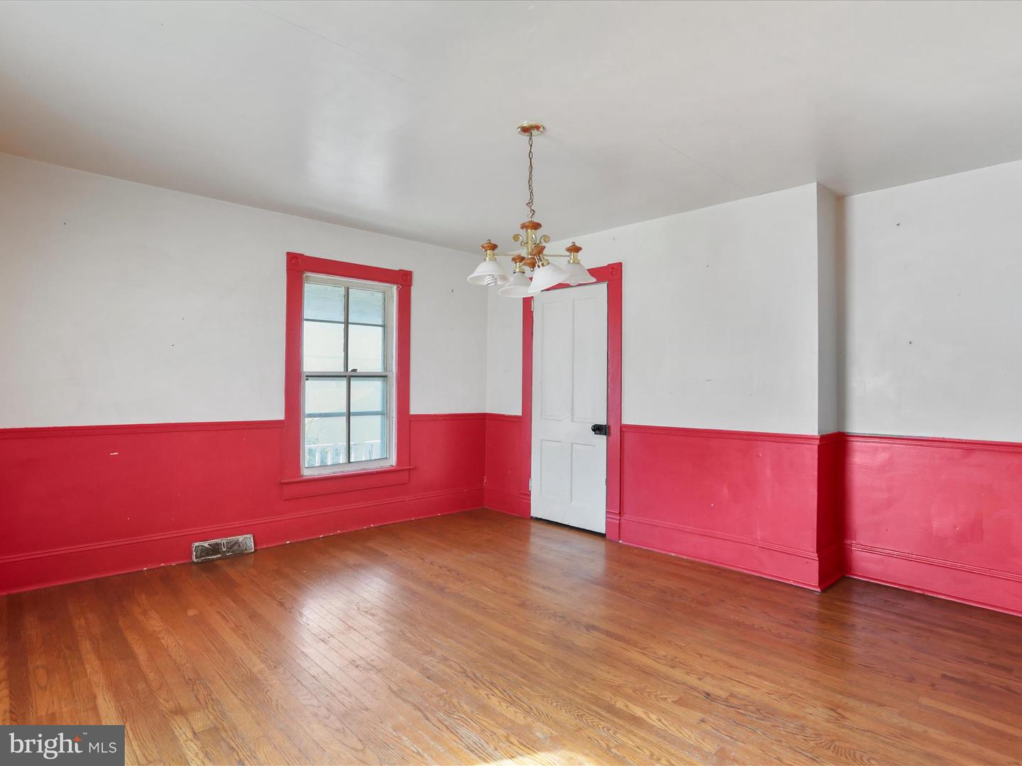 427 THOMPSON ST, STRASBURG, Virginia 22657, 4 Bedrooms Bedrooms, 11 Rooms Rooms,1 BathroomBathrooms,Residential,For sale,427 THOMPSON ST,VASH2012496 MLS # VASH2012496