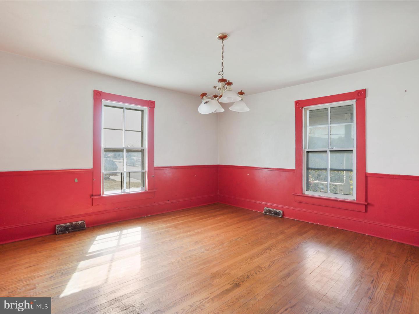427 THOMPSON ST, STRASBURG, Virginia 22657, 4 Bedrooms Bedrooms, 11 Rooms Rooms,1 BathroomBathrooms,Residential,For sale,427 THOMPSON ST,VASH2012496 MLS # VASH2012496