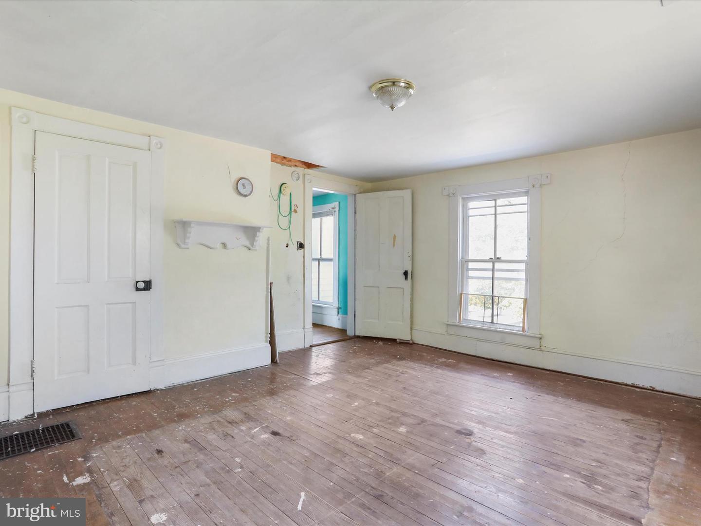 427 THOMPSON ST, STRASBURG, Virginia 22657, 4 Bedrooms Bedrooms, 11 Rooms Rooms,1 BathroomBathrooms,Residential,For sale,427 THOMPSON ST,VASH2012496 MLS # VASH2012496