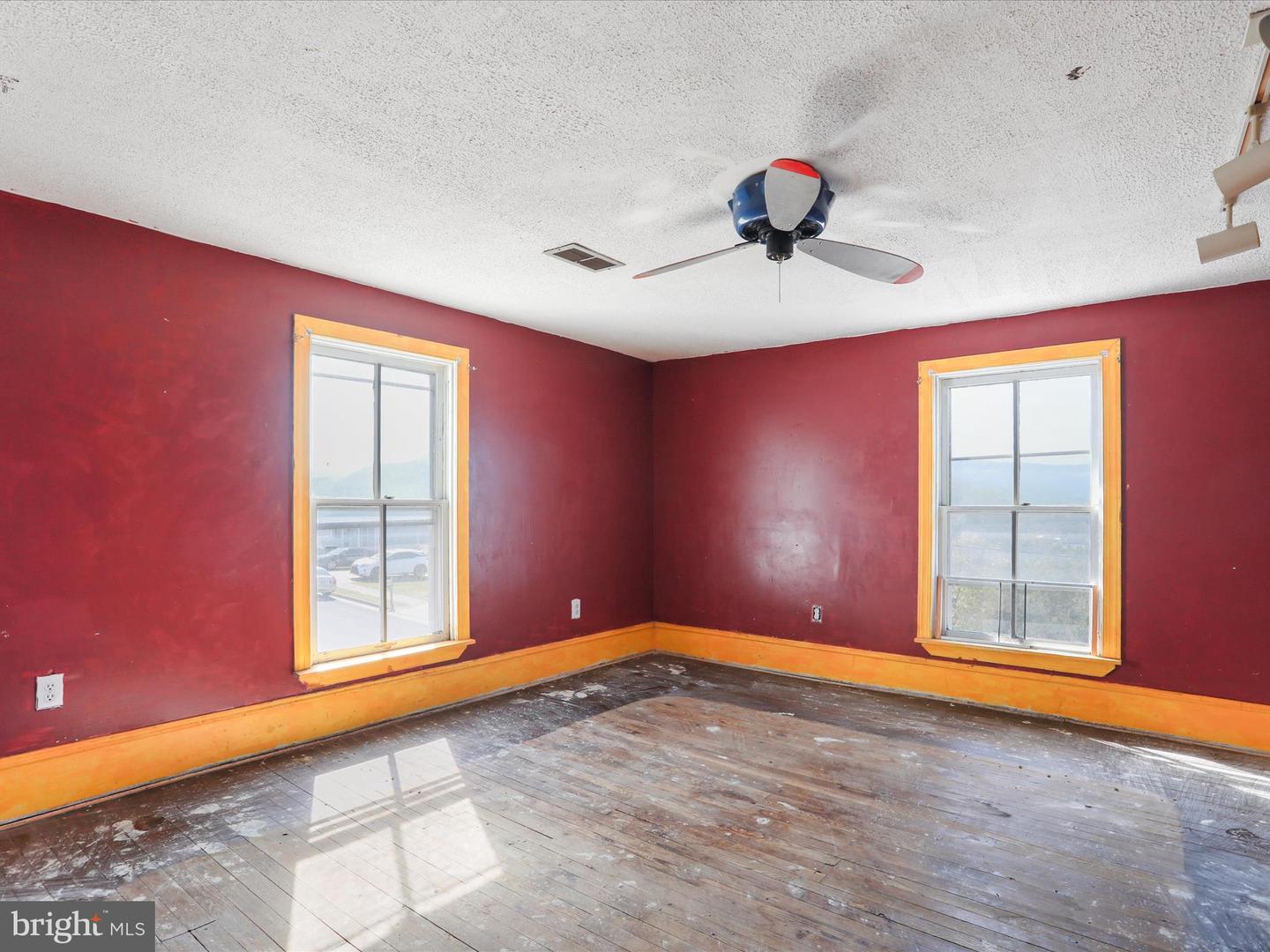 427 THOMPSON ST, STRASBURG, Virginia 22657, 4 Bedrooms Bedrooms, 11 Rooms Rooms,1 BathroomBathrooms,Residential,For sale,427 THOMPSON ST,VASH2012496 MLS # VASH2012496