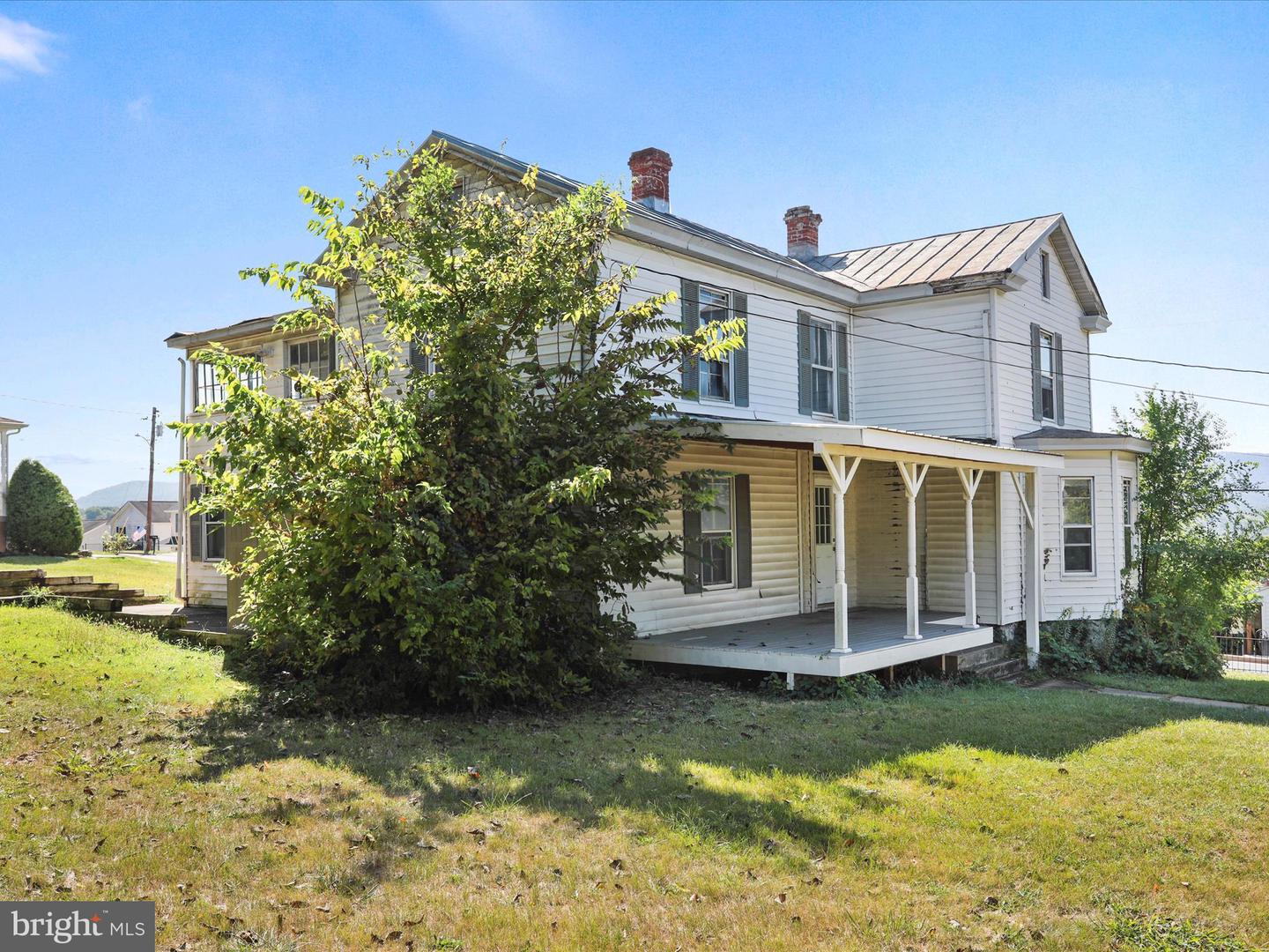427 THOMPSON ST, STRASBURG, Virginia 22657, 4 Bedrooms Bedrooms, 11 Rooms Rooms,1 BathroomBathrooms,Residential,For sale,427 THOMPSON ST,VASH2012496 MLS # VASH2012496